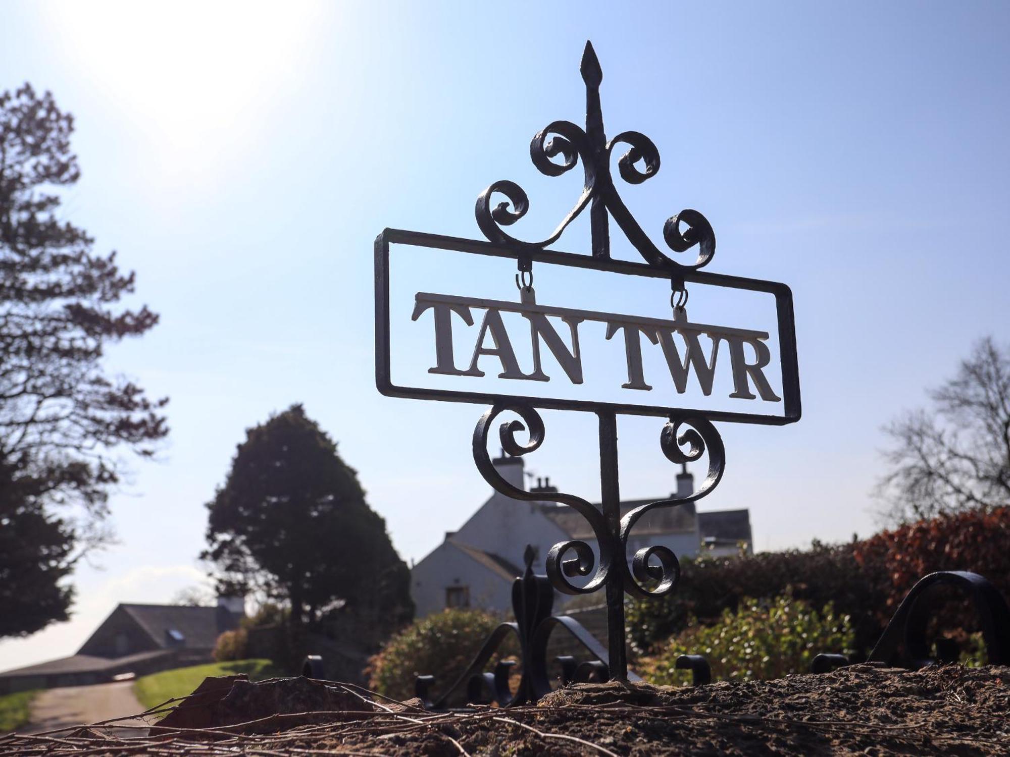Tan Twr Farm Cottage Dwyran Kültér fotó